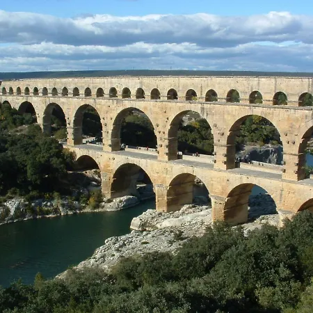 Le Cherche Midi, Entre Nimes, Le Pont Du Gard, Uzes, Arles Penzion *