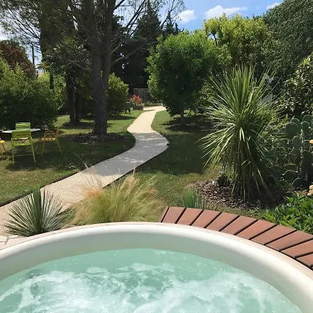 Le Cherche Midi, Entre Nimes, Le Pont Du Gard, Uzes, Arles