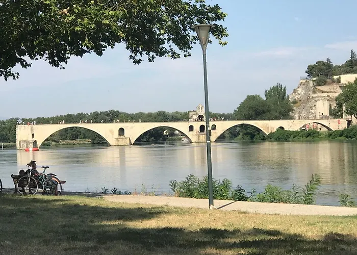Gasthuis Le Cherche Midi, Entre Nimes, Le Pont Du Gard, Uzes, Arles 4*