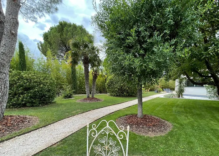 Le Cherche Midi, Entre Nimes, Le Pont Du Gard, Uzes, Arles 게스트하우스 4*