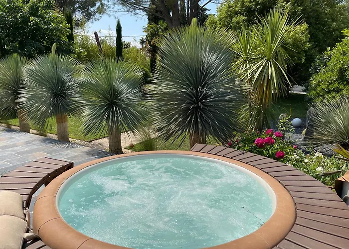 Le Cherche Midi, Entre Nimes, Le Pont Du Gard, Uzes, Arles 4* 말게레츠