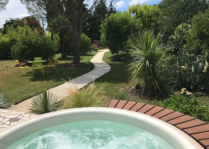 Le Cherche Midi, Entre Nimes, Le Pont Du Gard, Uzes, Arles