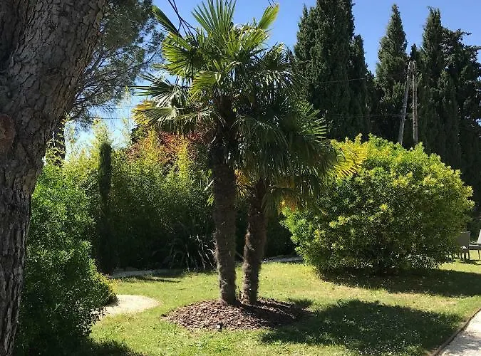 게스트하우스 Le Cherche Midi, Entre Nimes, Le Pont Du Gard, Uzes, Arles 4*